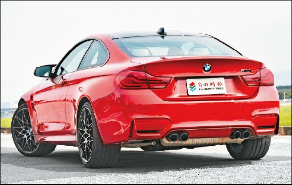 M4 Competition採碳纖維車頂設計，以達到輕量化的目的。後保險桿分流器下雙邊出的4根黑色高光澤排氣尾管，透過消音筒內電子控制的瓣葉創造出激昂鏗鏘的排氣聲浪。