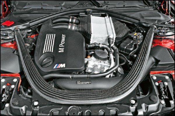 這具3.0升直6 M TwinPower Turbo引擎採用雙渦輪增壓設計，搭配HPI高精準缸內直噴、VALVETRONIC可變汽門揚程與Double-VANOS雙可變汽門正時技術，可輸出450匹最大馬力與56.1公斤米峰值扭力，並透過一根U字形的高強度輕量化碳纖維引擎室拉桿，來強化引擎室周邊的車體剛性。