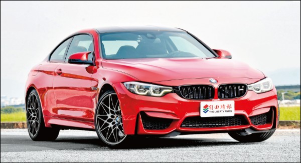 國內今年引進的BMW M4 Coupé均包含了Competition套件，最大馬力增加19匹來到450匹，雙腎型水箱護罩改為高光澤黑色，搭配小改款後稜角分明的日行燈造型，車頭前臉更加剽悍霸氣。