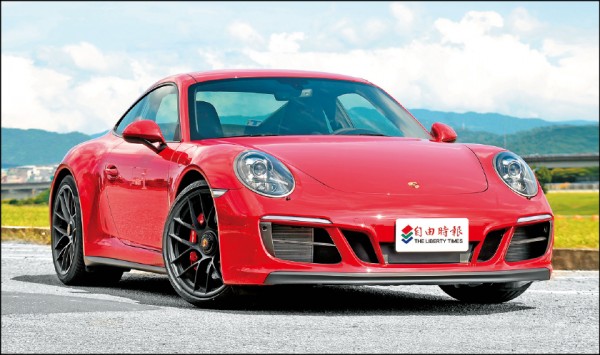 保時捷911 Carrera GTS小改款的基本車價來到668萬，這輛胭脂紅車色的試駕車另加選了近百萬的選配。標配的黑色全LED頭燈，以及20吋911 Turbo S黑色輪圈（附中央單一鎖孔裝置），視覺上呈現濃烈肅殺之氣。