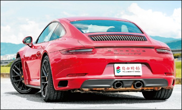 小改款後GTS仍維持跟Carrera 4相同的寬車體設計，RR後驅車型尾燈間以一黑色飾條連結，和Carrera 4 GTS的LED燈條有所區別。保險桿下則標配中置式黑色雙圓尾管的跑車化排氣系統。
