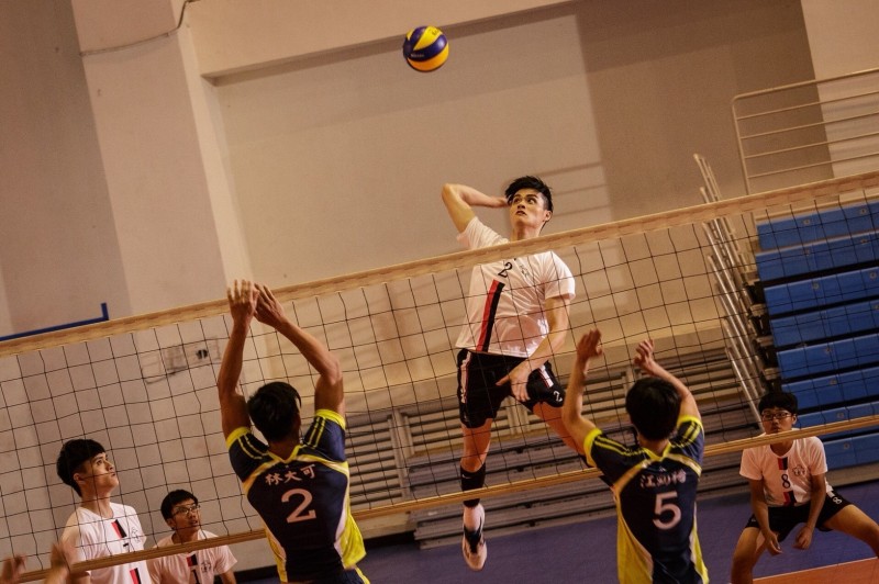 雙胞胎男排國手劉鴻敏、劉鴻杰客串演出《HIStory2》單元劇《越界》，展現排球功力。（CHOCO TV提供）