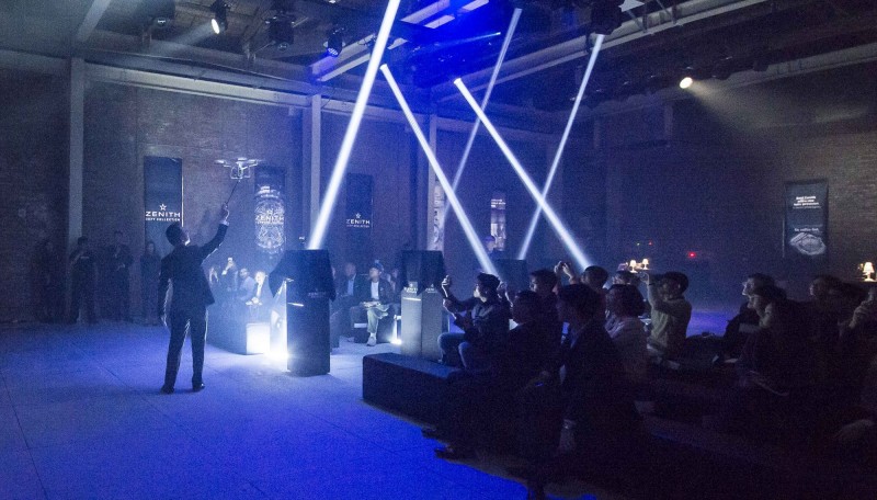 真力時DEFY系列El Primero 21計時碼錶於上市活動被以空拍機運送、以飛行方式送達台灣品牌總監張至真手中，氣勢宣告1/100秒機械計時的全新時代。（Zenith提供）