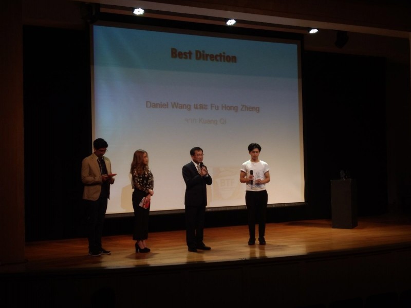 頒獎典禮現場，由文化部成立駐泰國代表處文化組組長陳冠甫（右2）致謝詞，《狂起》團隊成員吳定盛代表受獎。（文化部提供）