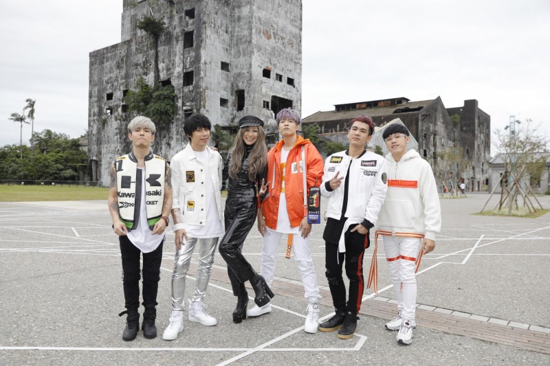 鄭秀文（左三）難得和八三夭合作。（滾石提供）