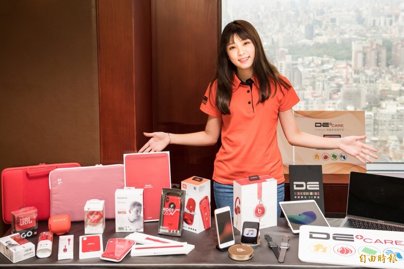 德誼數位宣布歲末感恩祭起跑，眾多蘋果商品優惠。（記者吳佩樺攝）