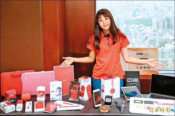 德誼數位宣布歲末感恩祭起跑，眾多蘋果商品優惠。（記者吳佩樺攝）