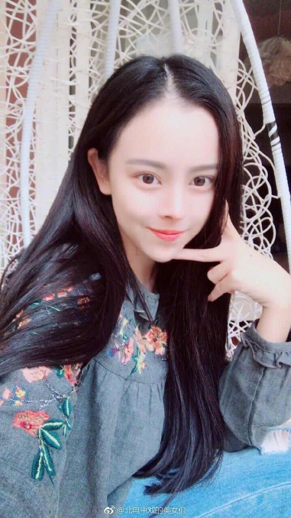 黃蕾長大後變成空靈系正妹。(圖取自微博) 黃蕾長大後變成空靈系正妹。(圖取自微博)