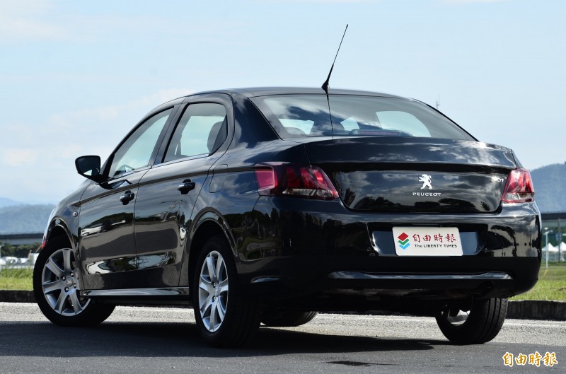 厚實飽滿的行李廂造型賦予這輛入門房車640公升的可觀載物容量，勝過市場上所有尺碼大上一號的中大型房車（Škoda Superb也不過625公升，高級品牌主管房車都在600公升以內），搭配新款獅爪造型尾燈，別有一番風味。（記者陳奕全攝）