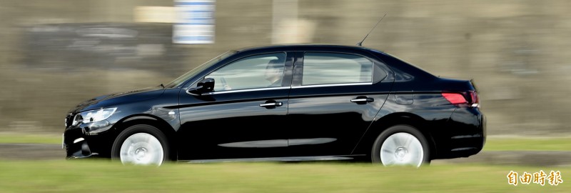 本車開起來油門反應輕快直接，加速力道漸進順暢，懸載設定Q彈帶勁，行路表現不難滿足一般消費者對入門房車的期待。（記者陳奕全攝）