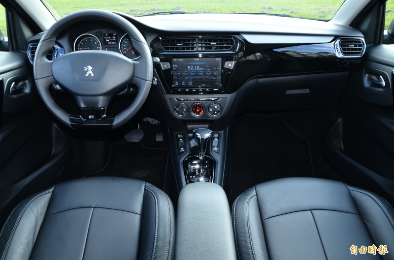 儀表控台妝點以大面積黑色鋼琴烤漆飾板，Active車型中控台上配有8吋全彩觸控螢幕，座椅則包覆以高級真皮，座艙氛圍洋溢法式時尚感。（記者陳奕全攝）