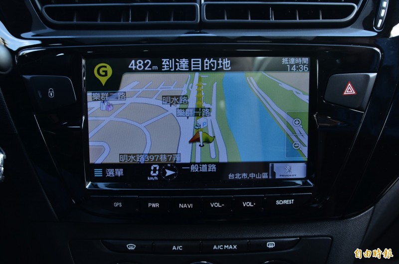 Active車型的8吋全彩觸控螢幕整合有中文GPS衛星導航系統、倒車顯影系統、HD數位電視、藍牙免持通話與串流音樂播放等功能。（記者陳奕全攝）