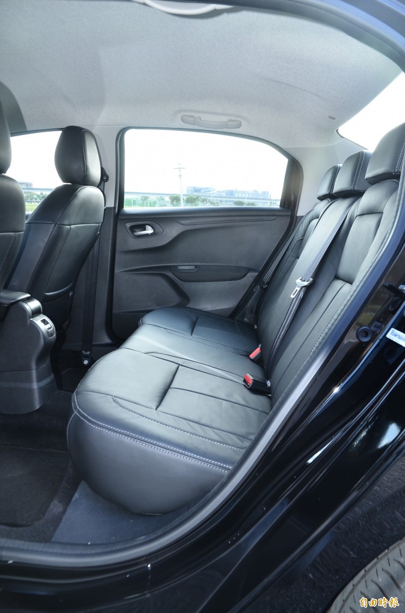 2,652mm軸距賦予本車媲美主流中型房車的後座乘坐空間，3個成人乘坐其間還不會有侷促的感覺。（記者陳奕全攝）
