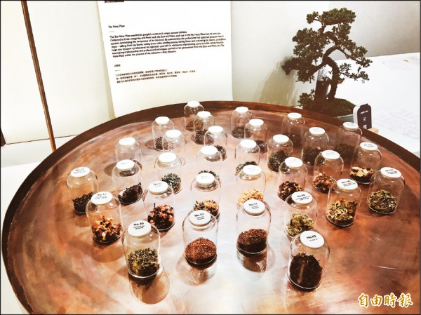 茶葉區特別委請年輕工藝師以近三十道的工序手工染製的巨型紅銅茶盤，上頭擺放試聞罐。
（記者凃盈如攝）