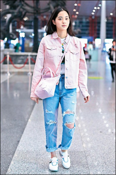 歐陽娜娜清新甜美氣質，搭配Longchamp Le Pliage Cuir狗年限定蠟筆粉色摺疊包，展現年輕女孩活潑的模樣。