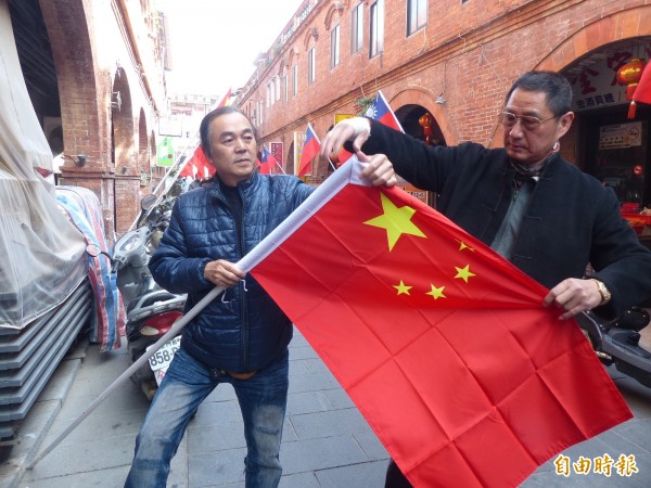 金門陶藝工作者王明宗(左)、東門里長蔡祥坤(右)。(記者吳正庭攝) 金門陶藝工作者王明宗(左)、東門里長蔡祥坤(右)。(記者吳正庭攝)