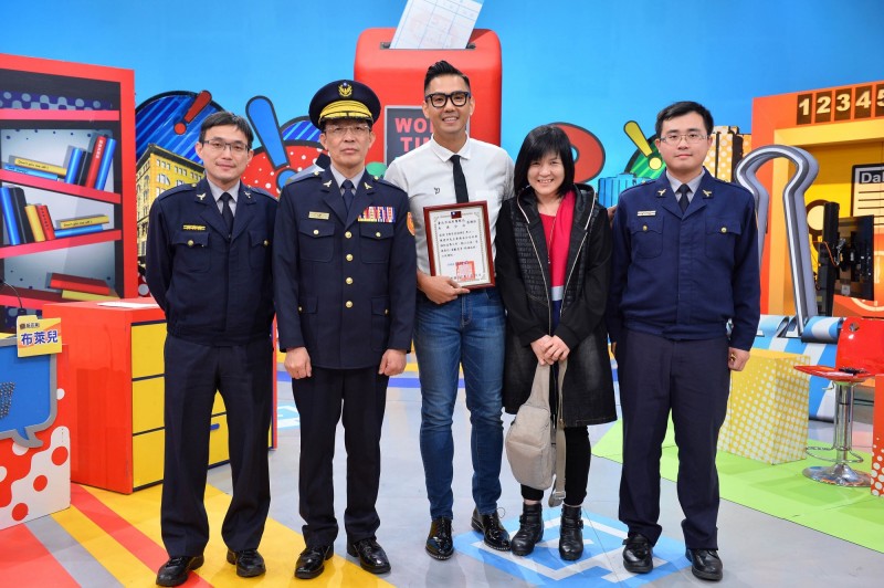 黑人受分局長表揚。（TVBS提供）