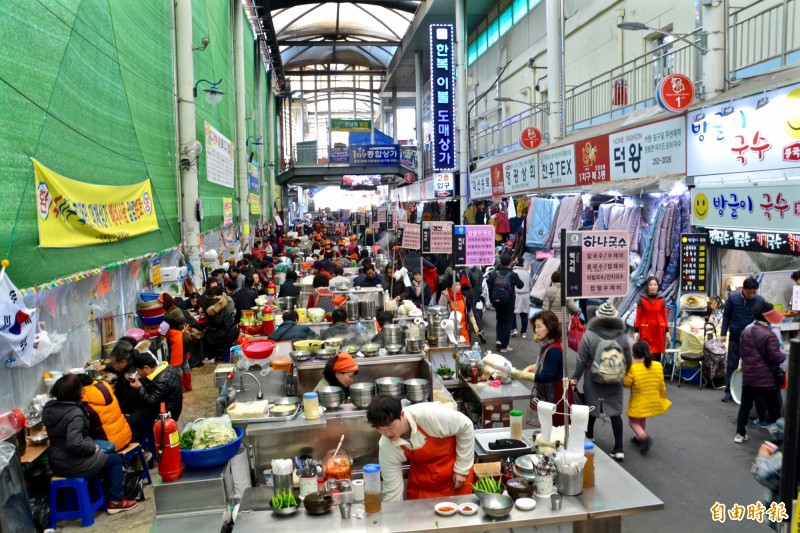 西門市場目前是大邱規模最大的市場，整個市場包括多個不同區域，聚集多不勝數的店家。（記者莊士賢攝）