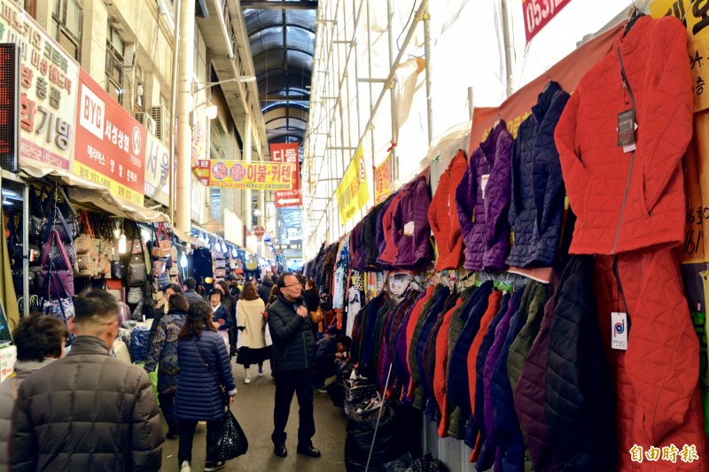 西門市場內販售的商品種類琳琅滿目，走一趟可買齊許多商品。（記者莊士賢攝）