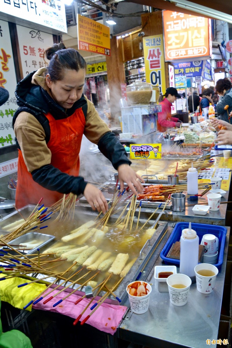 西門市場中有許多大邱在地美食、小吃，逛街購物同時還可大快朵頤滿足味蕾。（記者莊士賢攝）