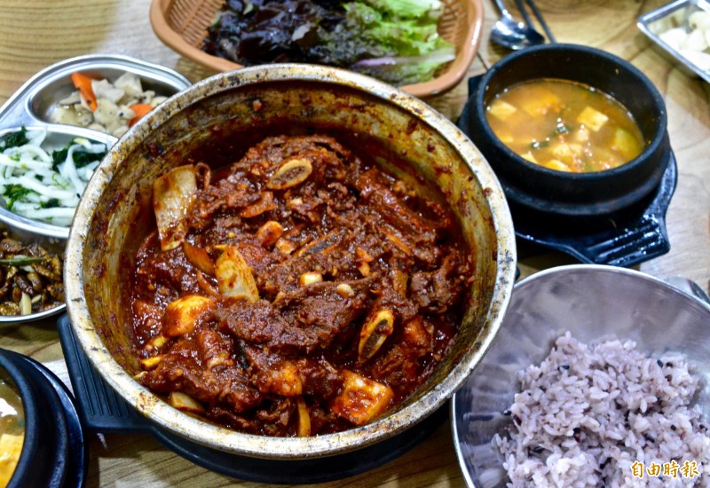 西門市場中有燉排骨等諸多大邱在地美食、小吃，饕客們可大飽口福。（記者莊士賢攝）