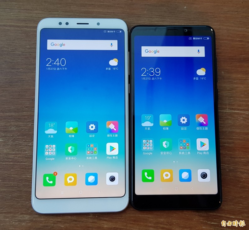 紅米5（右）、紅米5 Plus（左）分別採用5.7吋和5.99吋18：9全螢幕，外型大小差別不大。（記者吳佩樺攝）