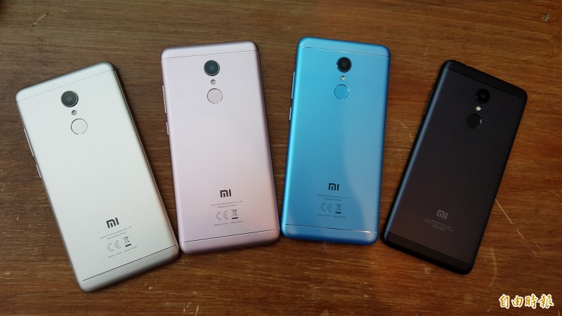 紅米5、紅米5 Plus均推出金、黑、玫瑰以及淺藍色。（記者吳佩樺攝）