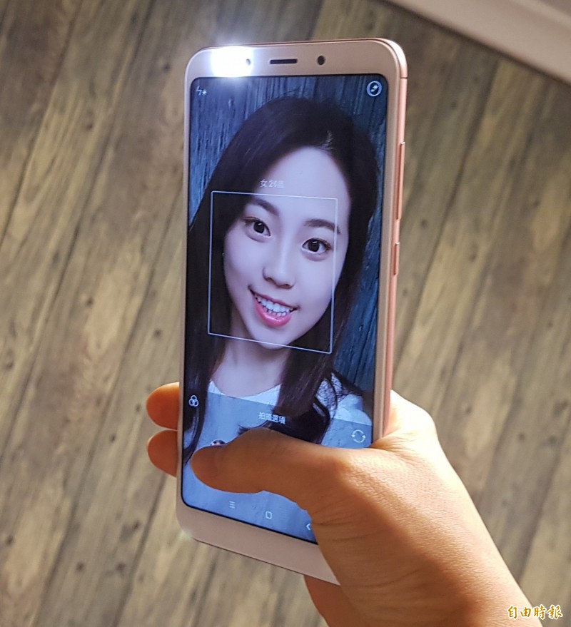 紅米5、紅米5 Plus的前置鏡頭加入柔光燈設計。（記者吳佩樺攝）