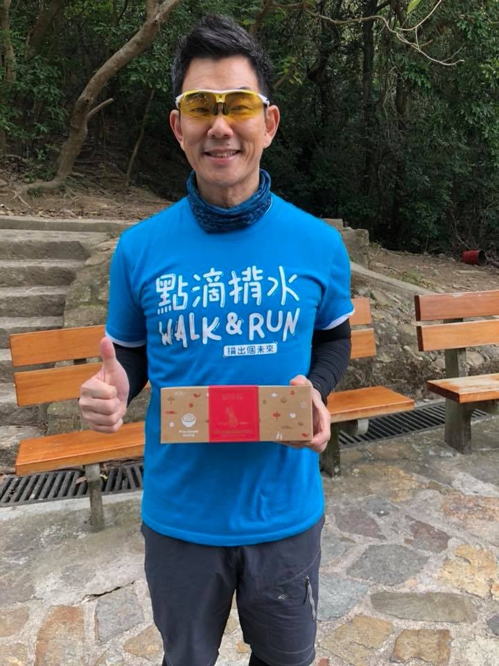 任賢齊帶著舒淇送的鳳梨酥，前往香港拍攝「揹水一戰」宣傳片。（翻攝自任賢齊臉書）