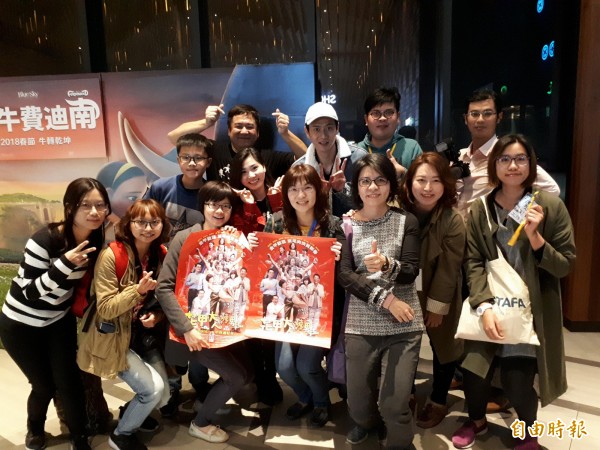黃逸蓁(前排右三)相挺學長、導演瞿友寧(後排左一)發起包場放映活動,電影票收入盈餘並將捐給花蓮縣政府賑災使用。(記者王善嬿攝) 黃逸蓁(前排右三)相挺學長、導演瞿友寧(後排左一)發起包場放映活動,電影票收入盈餘並將捐給花蓮縣政府賑災使用。(記者王善嬿攝)