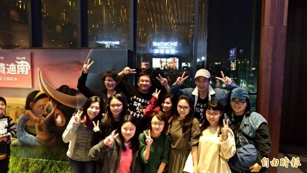導演瞿友寧、演員劉冠廷等人映後與觀眾合照互動。(記者王善嬿攝) 導演瞿友寧、演員劉冠廷等人映後與觀眾合照互動。(記者王善嬿攝)