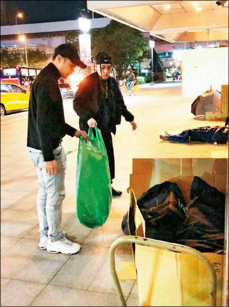 玖壹壹團員健志(左)與同門BCW日前被爆料低調行善,到北車發送抗寒衣物給街友。(讀者提供) 玖壹壹團員健志(左)與同門BCW日前被爆料低調行善,到北車發送抗寒衣物給街友。(讀者提供)