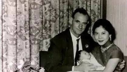 黃秋生以一張黑白全家福展開的尋根之旅，近日終於得償所願。（翻攝自臉書）