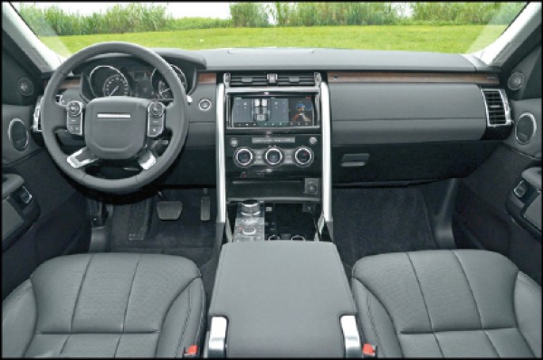 車艙內包覆以Grained Leather真皮，試駕車上採用天然暗影橡木的控台及車門飾板，CommandShift™ 8速手自排系統延續這個英國品牌慣用的旋鈕式排檔設計，營造出典雅高貴的車艙氛圍與質感。