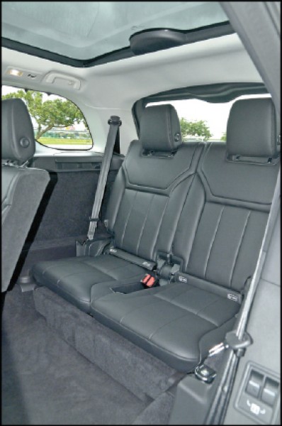 Discovery擁有7人座SUV最好坐的第3排座椅，提供851mm的腿部空間，搭配階梯式車頂帶來的頭部空間及後玻璃車頂的採光，乘坐起來非常舒適愜意。