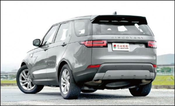 現行Discovery延續了2014年Discovery Vision概念車的外觀基調，朝車尾上揚的腰線以及經典的階梯式車頂，更體現了英倫設計的獨特風格。