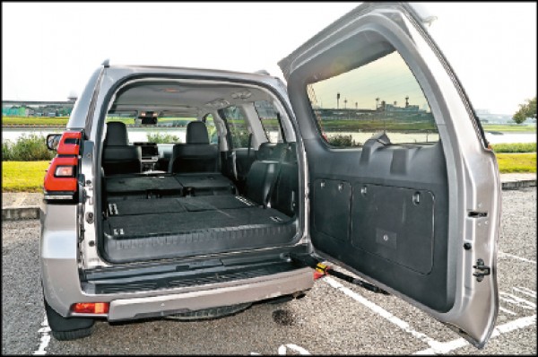 行李廂尾門採時下已不多見的側開式設計，若將第2、3排座椅完全收納傾倒，最大置物容量可擴充至1,934公升。