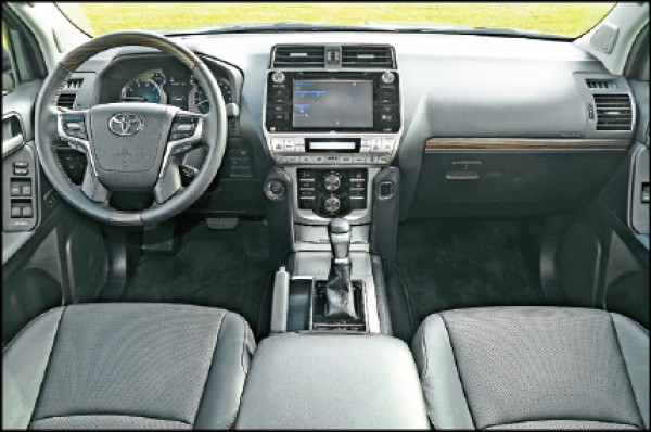 內裝運用霧銀、黑色元素營造先進科技感，中控台主機升級為8吋，搭配下方直列式設計的越野系統模組，操作判讀起來更清晰明瞭。