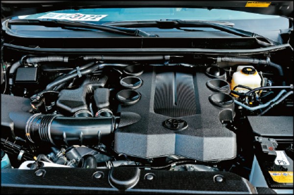 這具原廠代號IGR-FE的4.0升V6 Dual VVT-i引擎最大馬力為278匹，最大扭力有39.5公斤米，平均油耗每公升可跑7.8公里，符合該排氣量小客貨兩用車的2級標準。