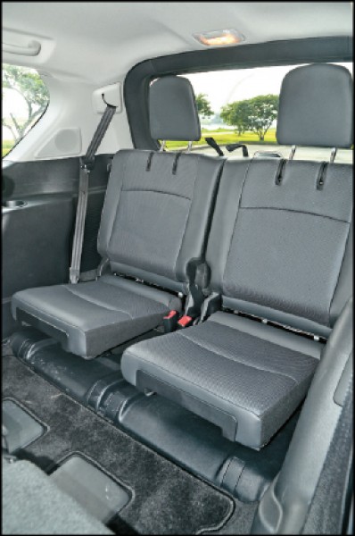 第3排座椅的椅背支撐頗為良好，且腿部空間不會太侷促。