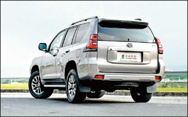 小改款後換上新式樣的雙C型LED尾燈組與後保險桿，並縮短尾門鍍鉻飾條長度，將廠徽改採黑底設計，整體視覺感更硬派俐落。