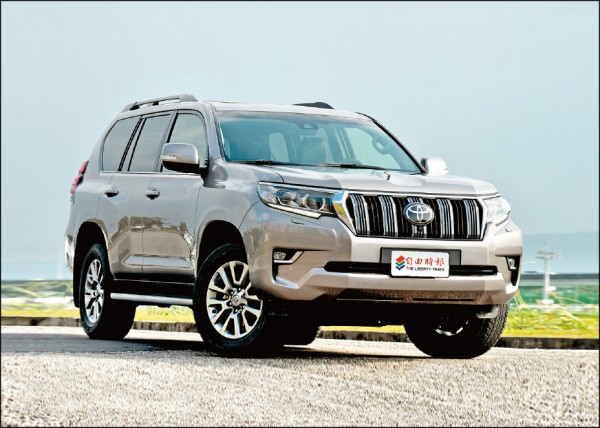 Toyota進行過2度小改款的Land Cruiser Prado，車頭前保桿、氣壩和頭燈都經過修改，營造出更精悍大器的前臉視覺感。