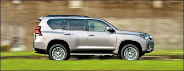 純種越野車Ladder-Frame階梯式大樑底盤結構的硬調行路性，駕馭起來爽度十足；而大排氣量汽油引擎的豐沛扭力，不難滿足越野車玩家對性能的期待。