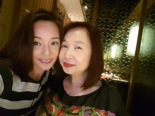 藝人狄鶯(左)和周雅芳(右)有20多年好交情。(圖擷自狄鶯臉書) 藝人狄鶯(左)和周雅芳(右)有20多年好交情。(圖擷自狄鶯臉書)