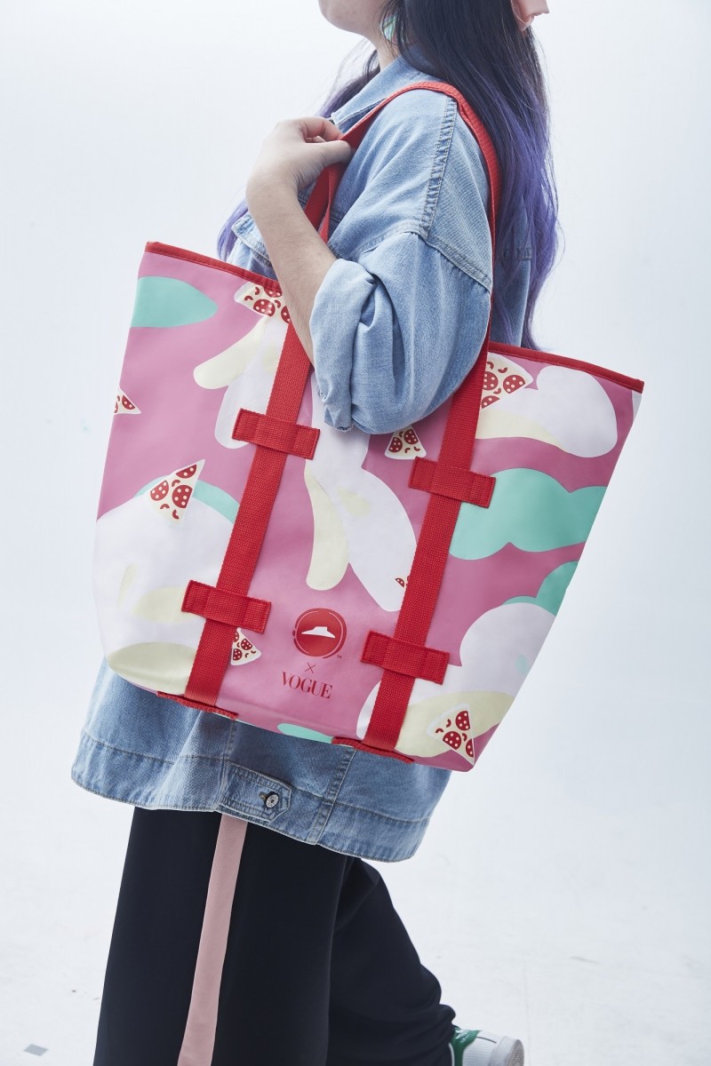 必勝客時尚野餐環保保溫袋，容量大，可裝三個大比薩盒及1.25L可樂。（必勝客提供）