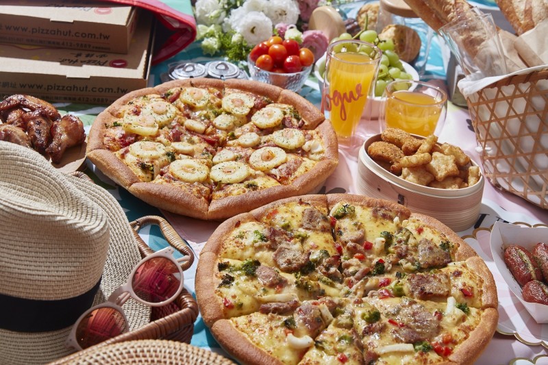 必勝客海皇干貝鳳梨蝦比薩，大比薩665元、小比薩440元，餡料含干貝、鮮蝦、花枝、鳳梨、楓糖培根、青花菜、洋香菜葉，販售時間為即日起至2018su年4月30日止。（必勝客提供）