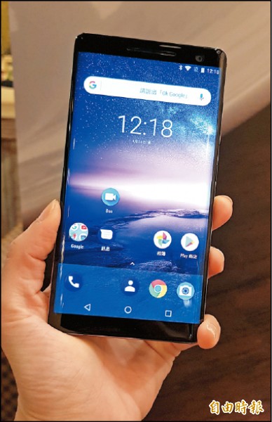 Nokia 8 Sirocco限量版，機身達到超過95%的玻璃覆蓋。（記者吳佩樺攝）