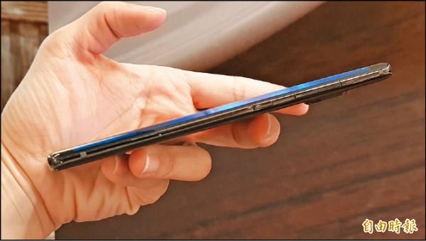Nokia 8 Sirocco限量版，採用一體成形不鏽鋼打造金屬邊框。（記者吳佩樺攝）