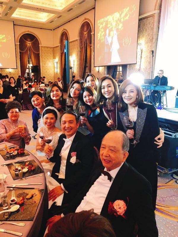 馬毓芬（前排左二）婚禮，圈內眾多藝人現身祝福。（翻攝自微博）