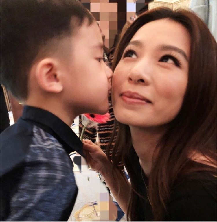 Hebe（右）被梁靜茹可愛兒子親吻。（翻攝自Instagram）